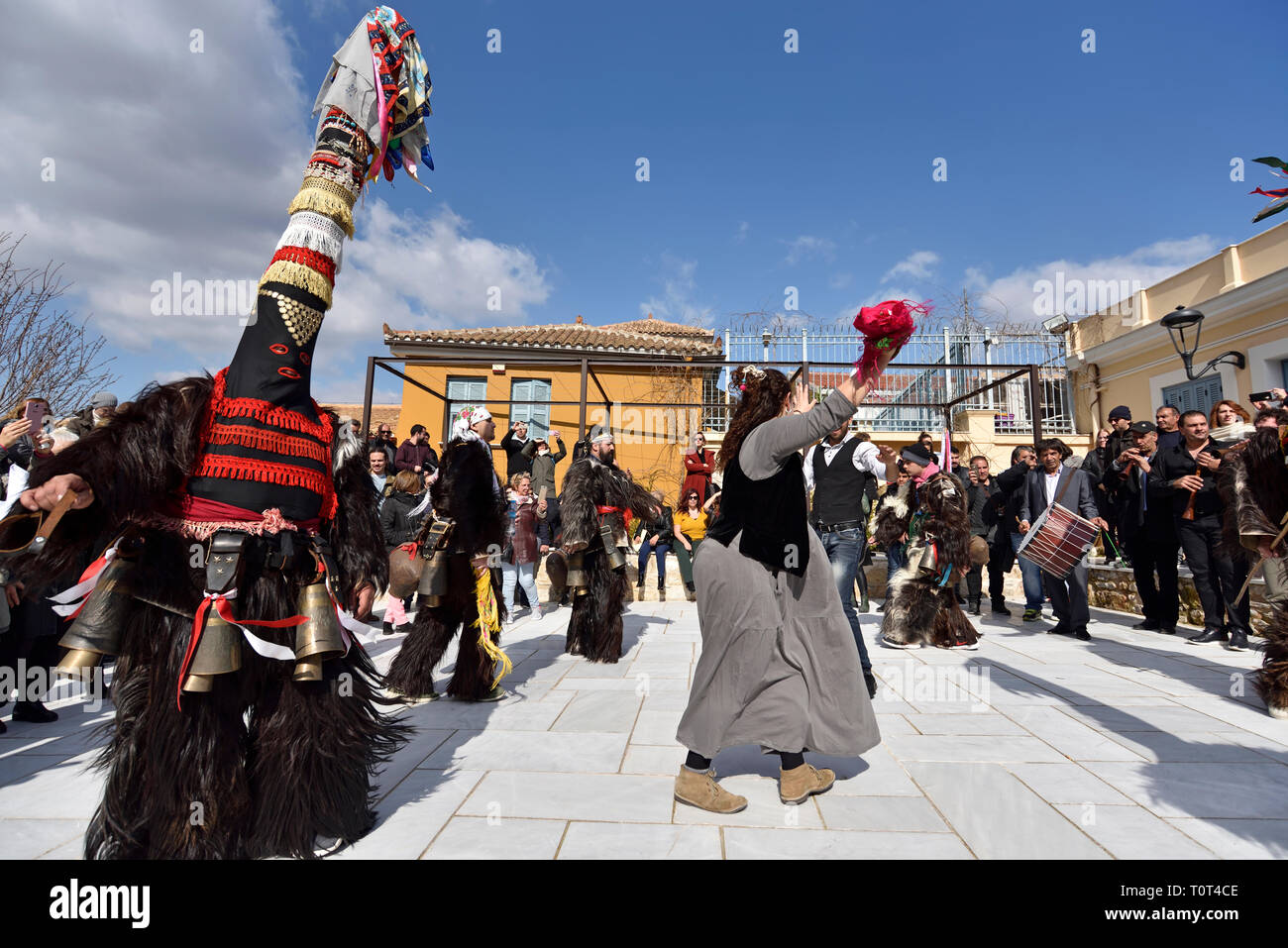 Gli uomini dalla Grecia settentrionale indossando costumi tradizionali con campane, danza durante la festa di carnevale a Atene, Grecia Foto Stock