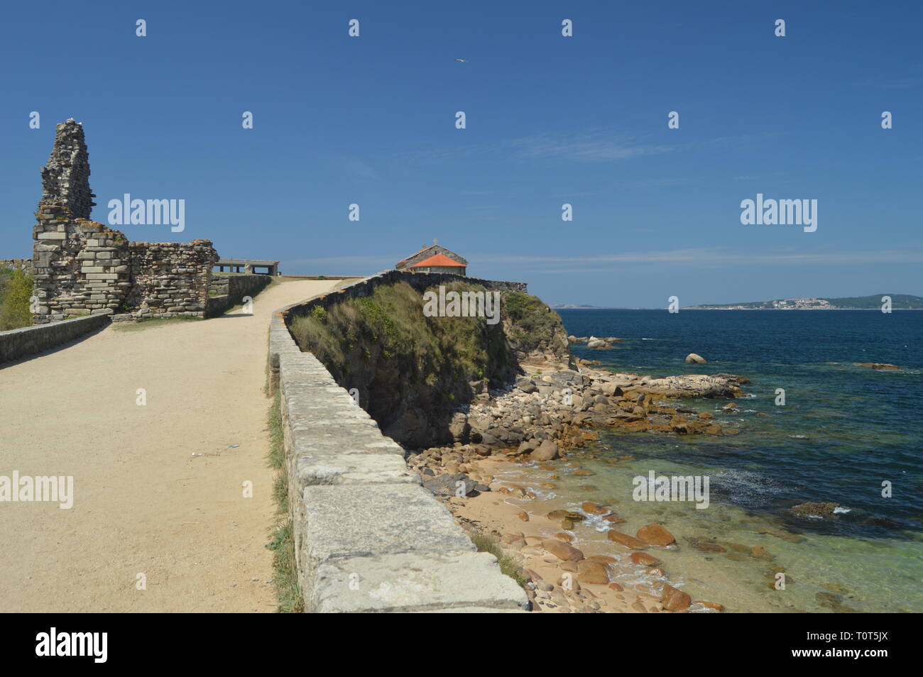 Eremo di Nostra Signora di La Lanzada e una Chiesa completamente collassato al suo fianco in Noalla. Natura, architettura, storia, Viaggi. Agosto 19, 2014. Foto Stock