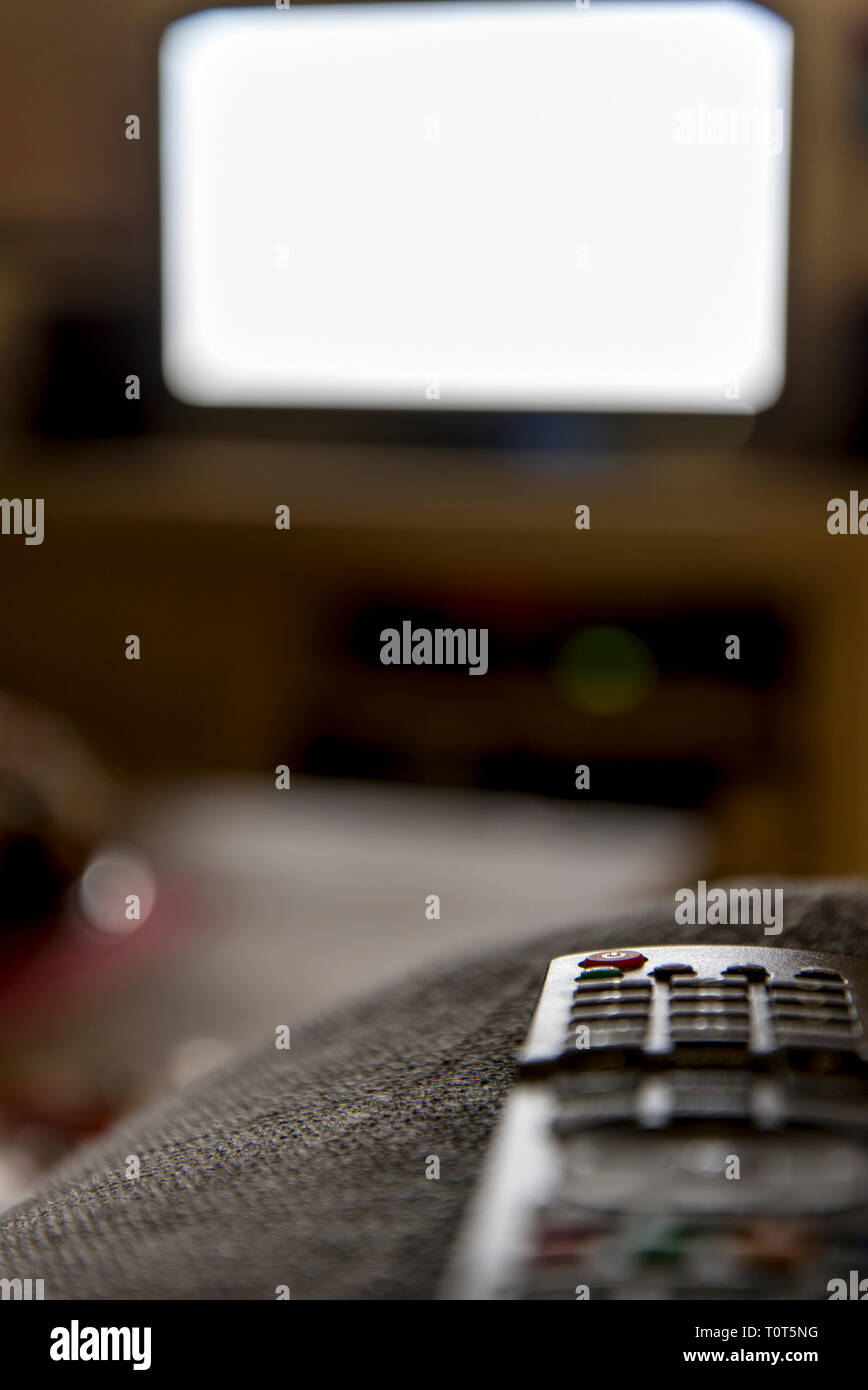 Telecomando con tv in background Foto Stock