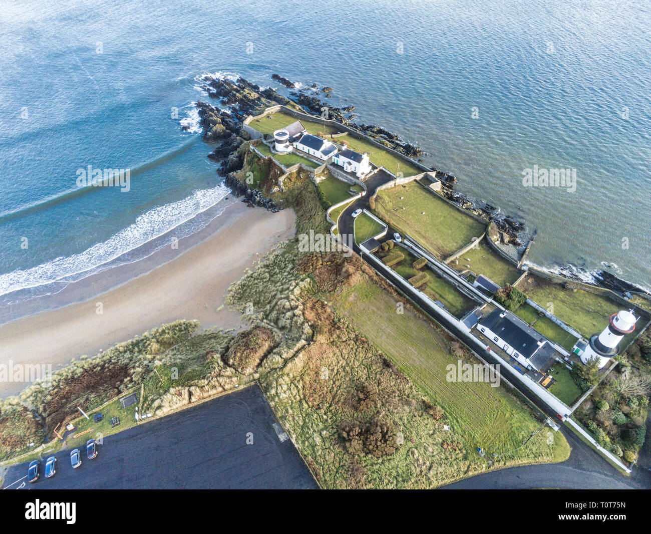 Si tratta di una fotografia aerea di Stroove beach e il faro sulla penisola Inishowen, Donegal Irlanda Foto Stock