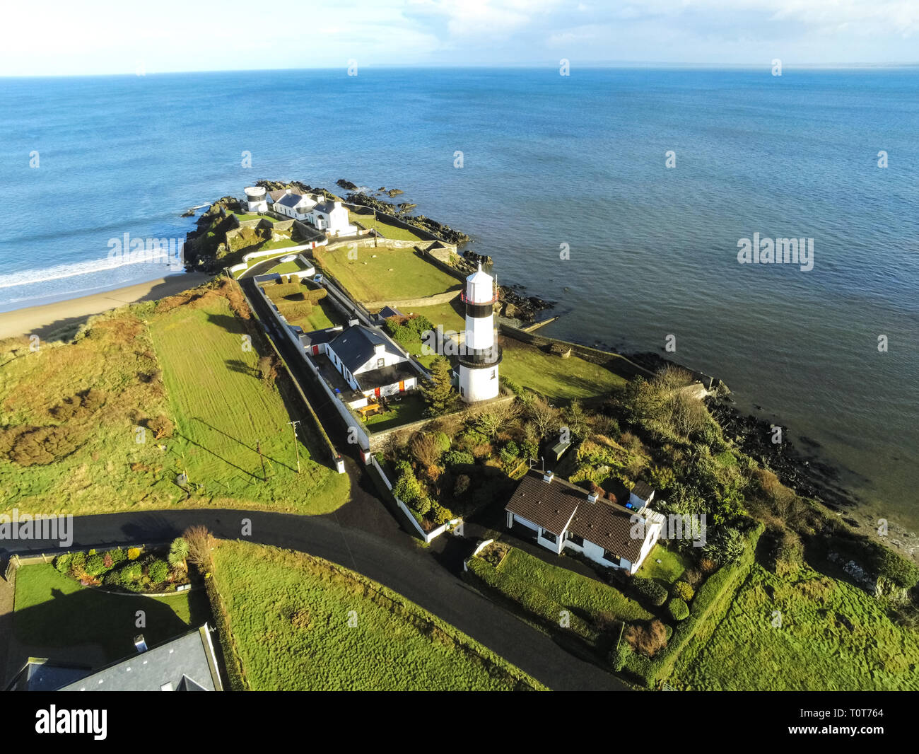 Si tratta di una fotografia aerea di Stroove beach e il faro sulla penisola Inishowen, Donegal Irlanda Foto Stock