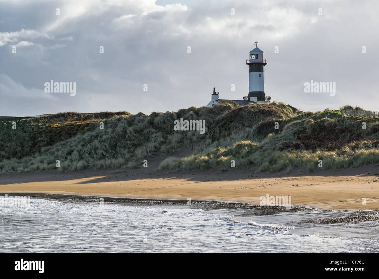 Questa è una foto della spiaggia di Stroove e il faro sulla penisola Inishowen, Donegal Irlanda Foto Stock