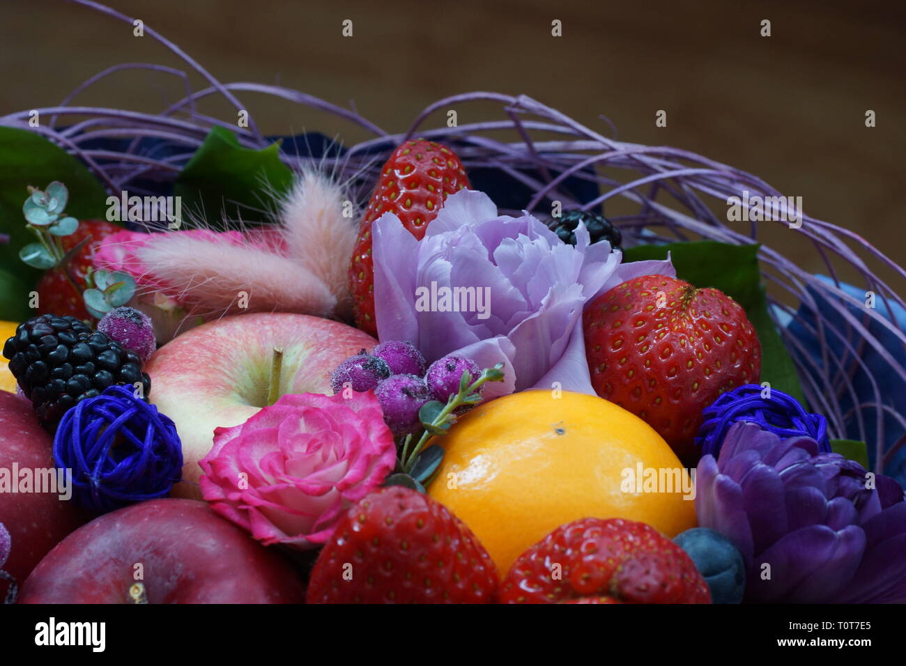 Sfondo di fiori e frutta e bacche. Bouquet commestibili. Un mazzo di fiori di close-up. Foto Stock