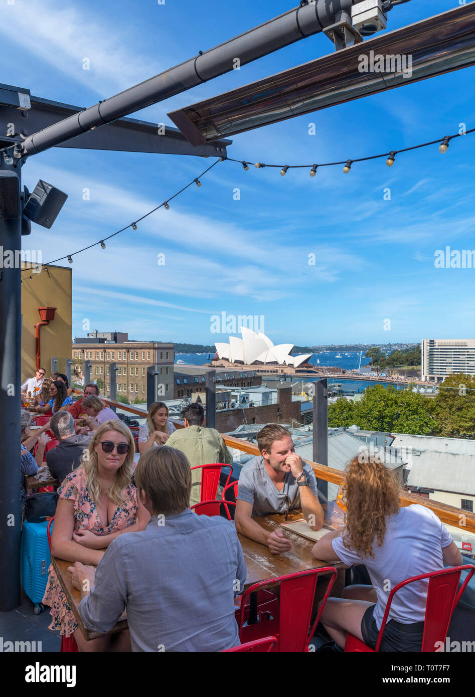 Il bar sul tetto dell'Hotel Glenmore con la Sydney Opera House di distanza, le rocce, Sydney, Australia Foto Stock