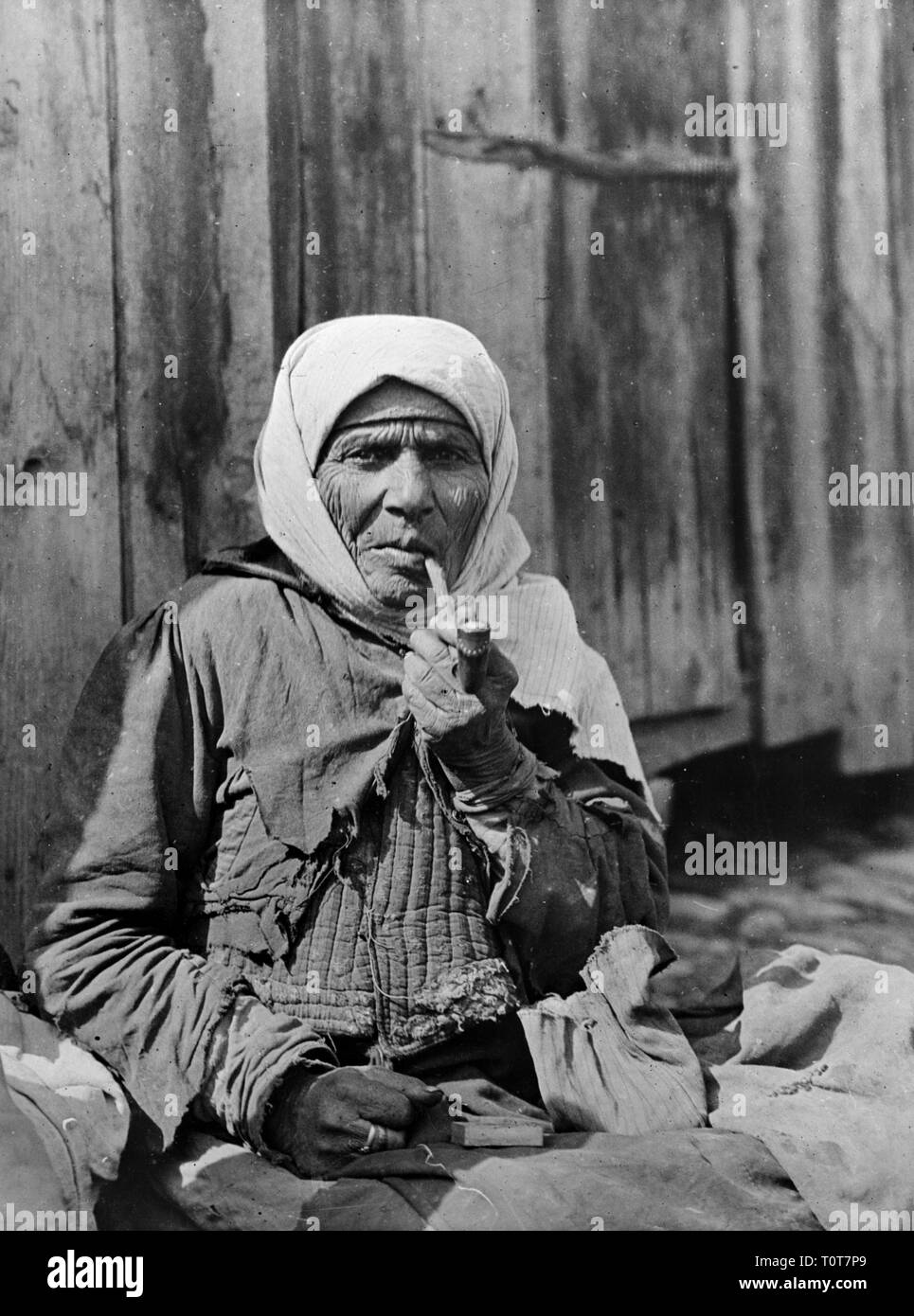 Vecchia donna serba di fumare un tubo Foto Stock