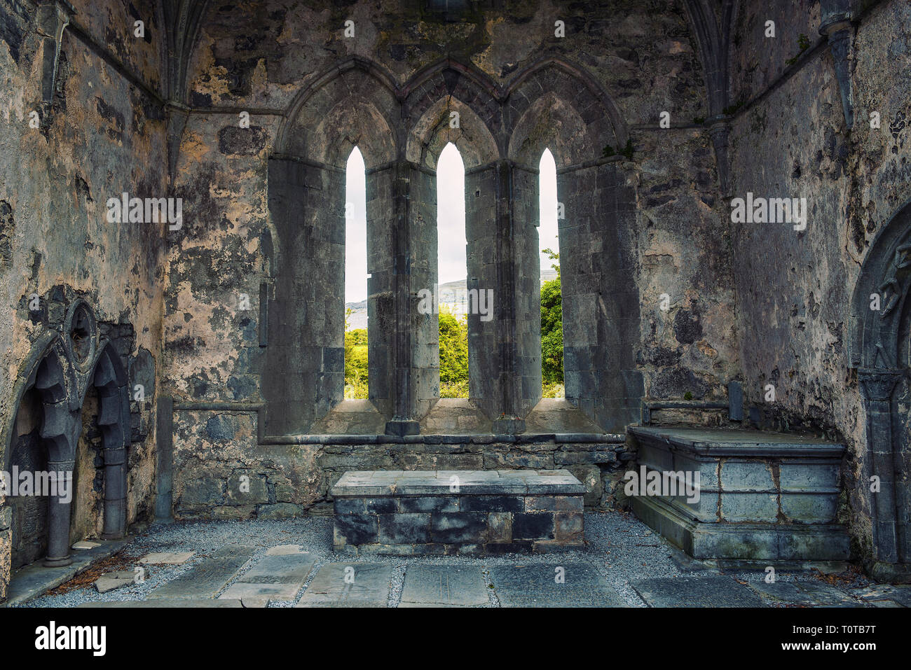 Corcomroe Abbey rovine situato nel Burren regione della contea di Clare, Irlanda Foto Stock