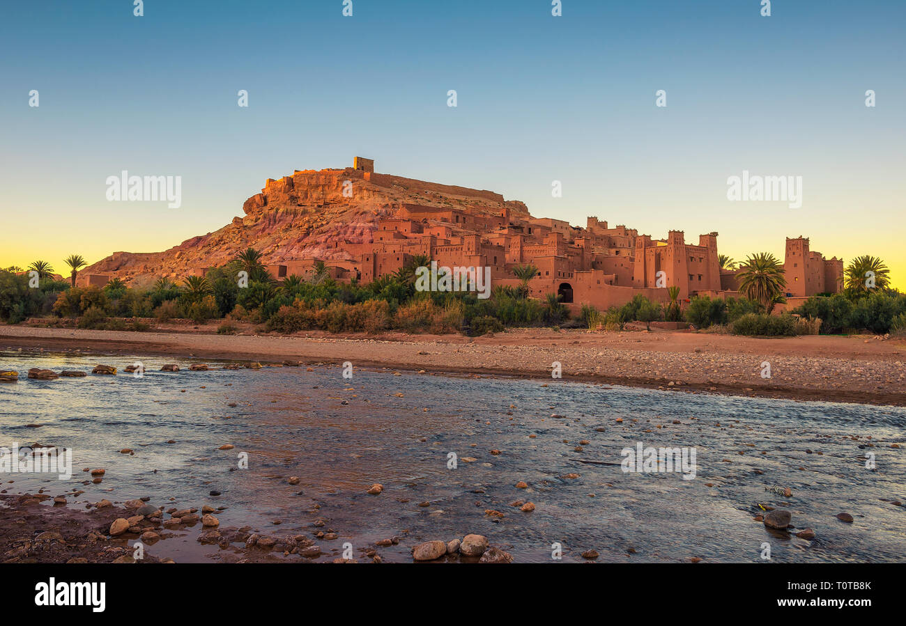 Ait Benhaddou con Asif Ounila fiume in Marocco al tramonto Foto Stock