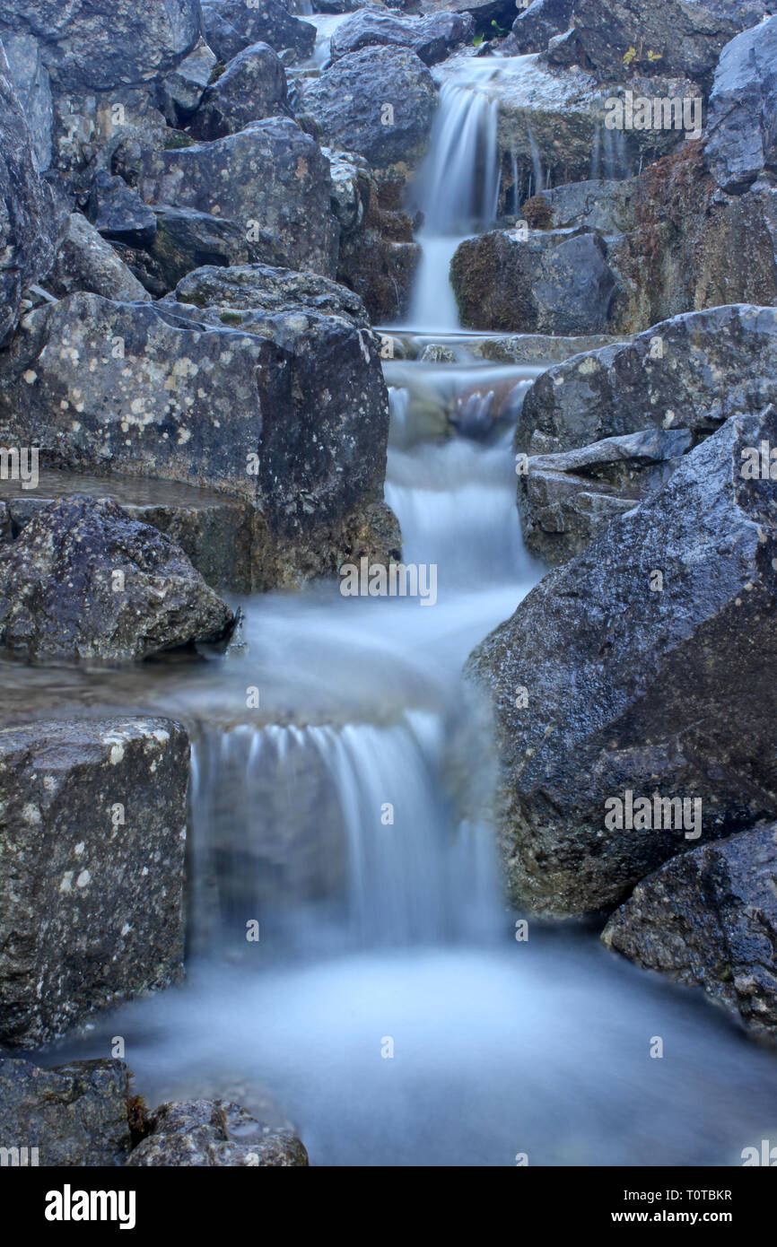 L'acqua che scorre sulle rocce sulla montagna Eglwyseg Llangollen Foto Stock