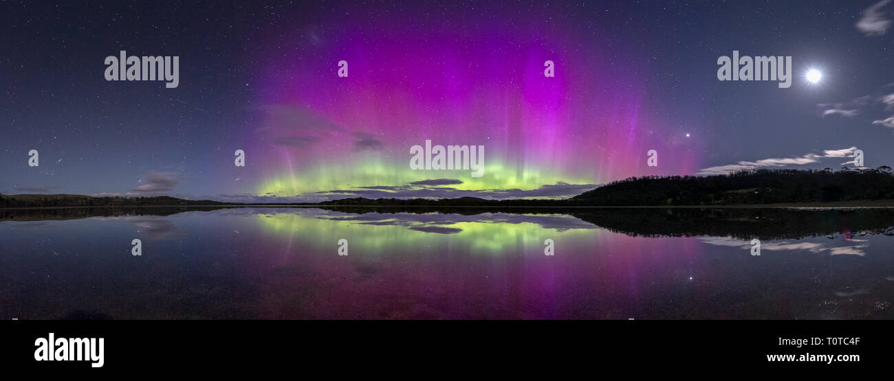 Aurora Australis o luci del sud in modo spettacolare e luminoso display a colori Foto Stock