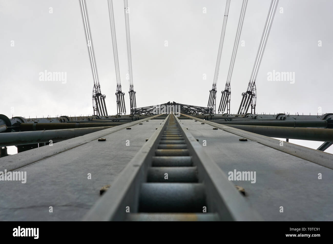 Tralicci e linee di alimentazione impostato dalla Tokyo Electric Power Company in Giappone rurale. Foto Stock