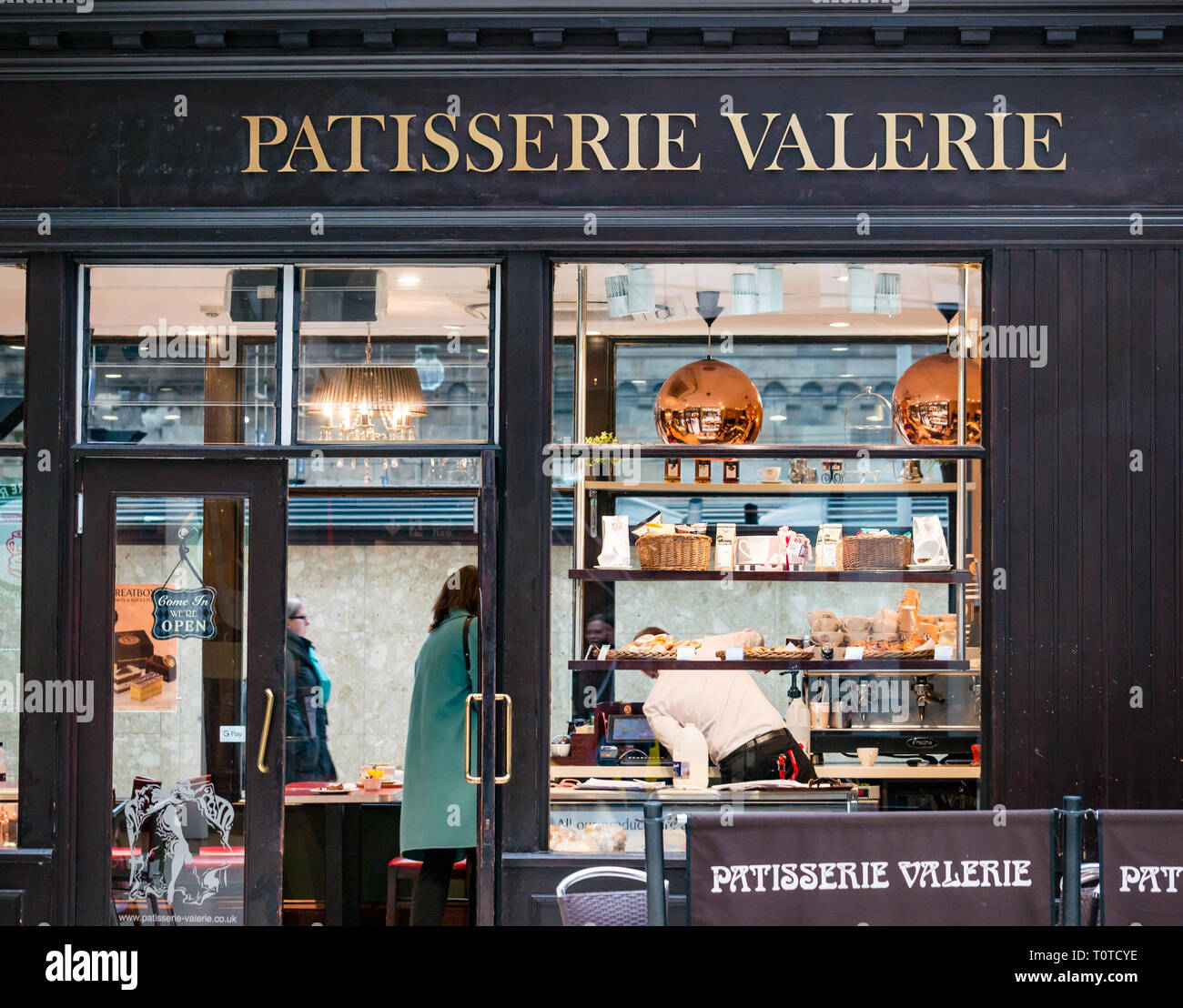 Il cliente in Patisserie Valerie, la Stazione Centrale di Glasgow concourse, Scotland, Regno Unito Foto Stock