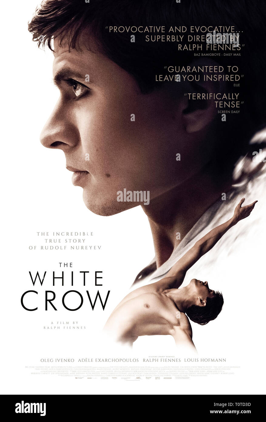 Il corvo bianco (2018) diretto da Ralph Fiennes e interpretato da Oleg Ivenko, Ralph Fiennes e Louis Hofmann. Biopic su Rudolf Nureyev e la sua defezione all'Occidente. Foto Stock