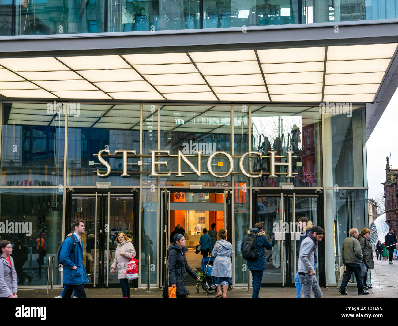 La gente camminare passato ingresso St Enoch shopping centre, Argyle Street, Glasgow, Scotland, Regno Unito Foto Stock