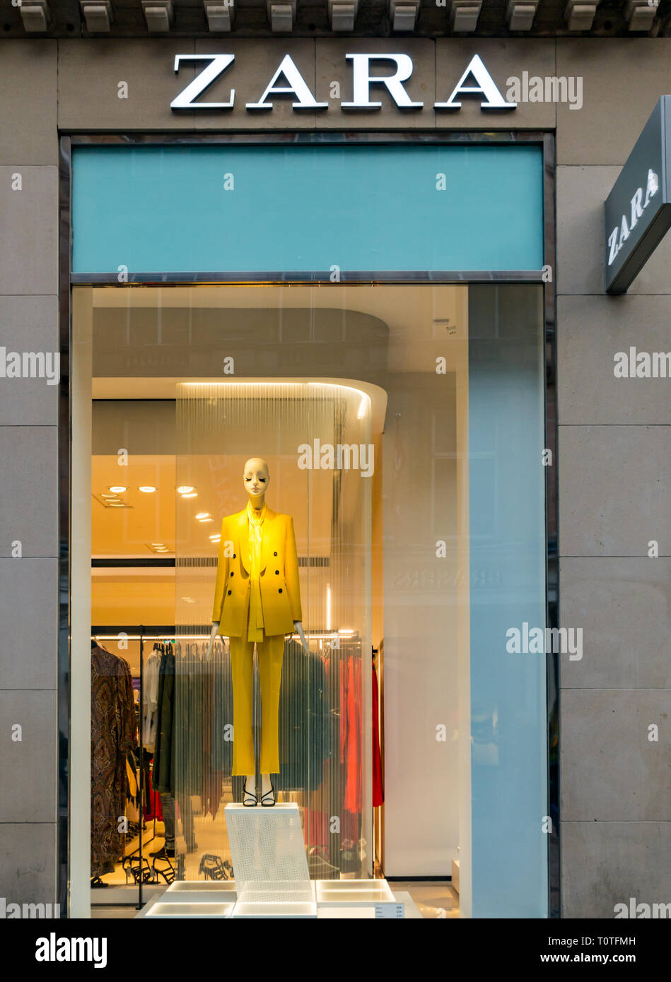Negozio finestra display con il manichino, Zara negozio di abbigliamento per donna, Buchanan Street, Glasgow, Scotland, Regno Unito Foto Stock