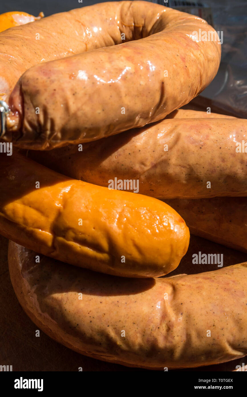 Close-up su Wurst su un tagliere in una cucina residenziale, STATI UNITI D'AMERICA Foto Stock