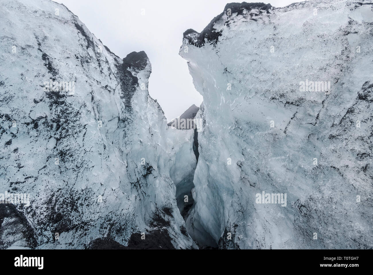 Vista di un crepaccio o caverna formata nel ghiaccio sul ghiacciaio Sólheimajökull, Islanda Foto Stock