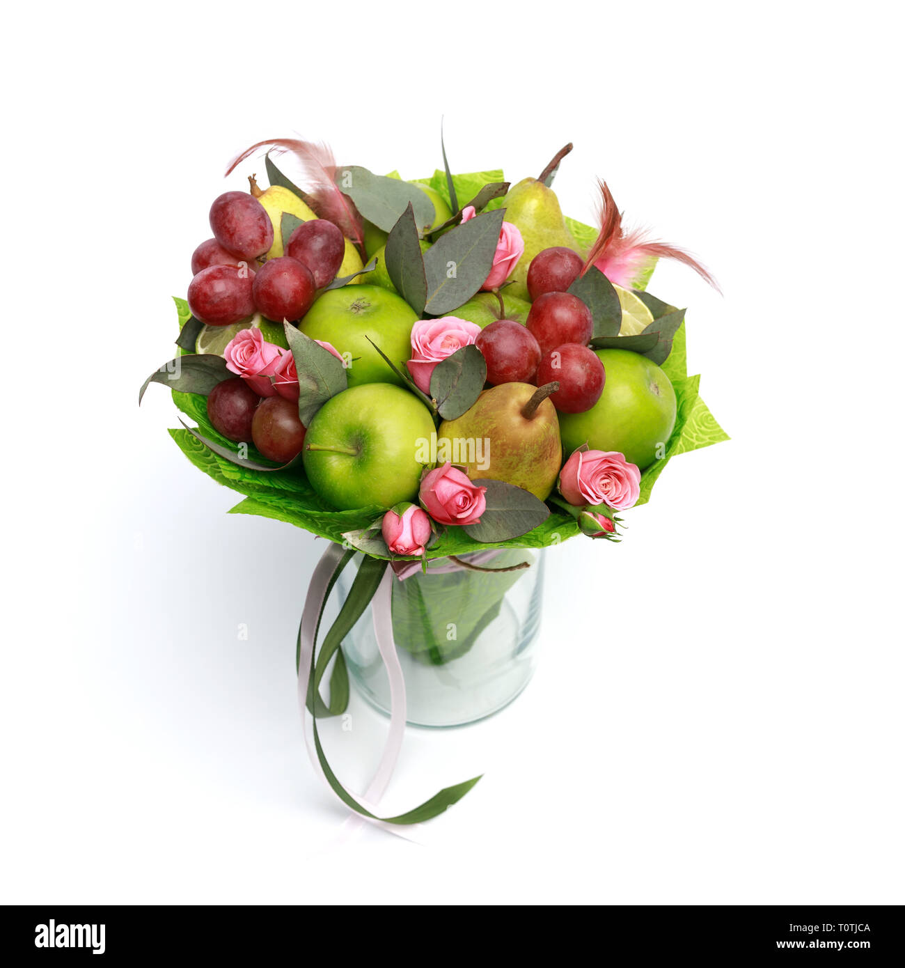 Artigianale unico dono commestibili in forma di un bouquet di fiori in piedi in vaso di vetro su uno sfondo bianco Foto Stock