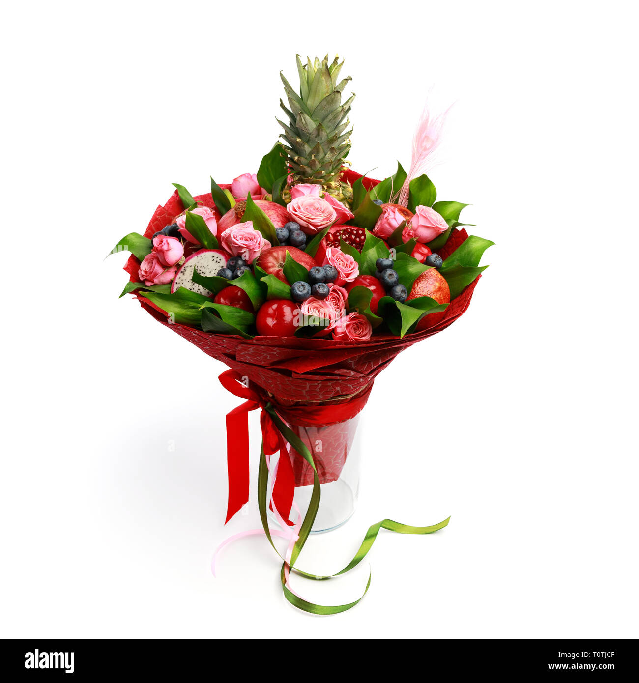 Luminose colorate unico bouquet di fiori e di frutti isolati su sfondo bianco Foto Stock