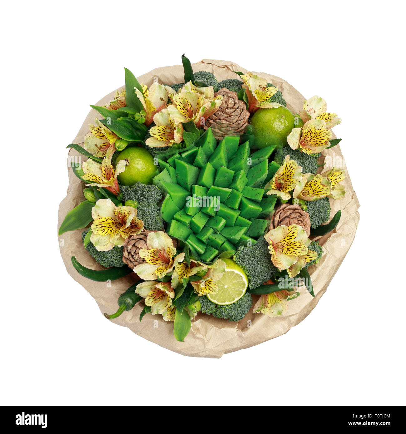 Dono originale nella forma di un bouquet di fiori, verdure e formaggio verde, stando in piedi in un vaso di vetro isolato su uno sfondo bianco. Vista superiore Foto Stock