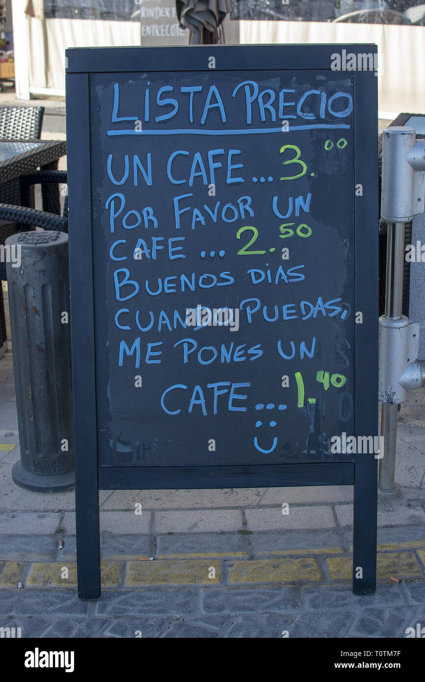 PALMA DE MALLORCA, Spagna - 17 Marzo 2019: lavagna con i prezzi per caffè in spagnolo, un incentivo come risparmiare denaro per il fatto di essere più gentile a marzo Foto Stock