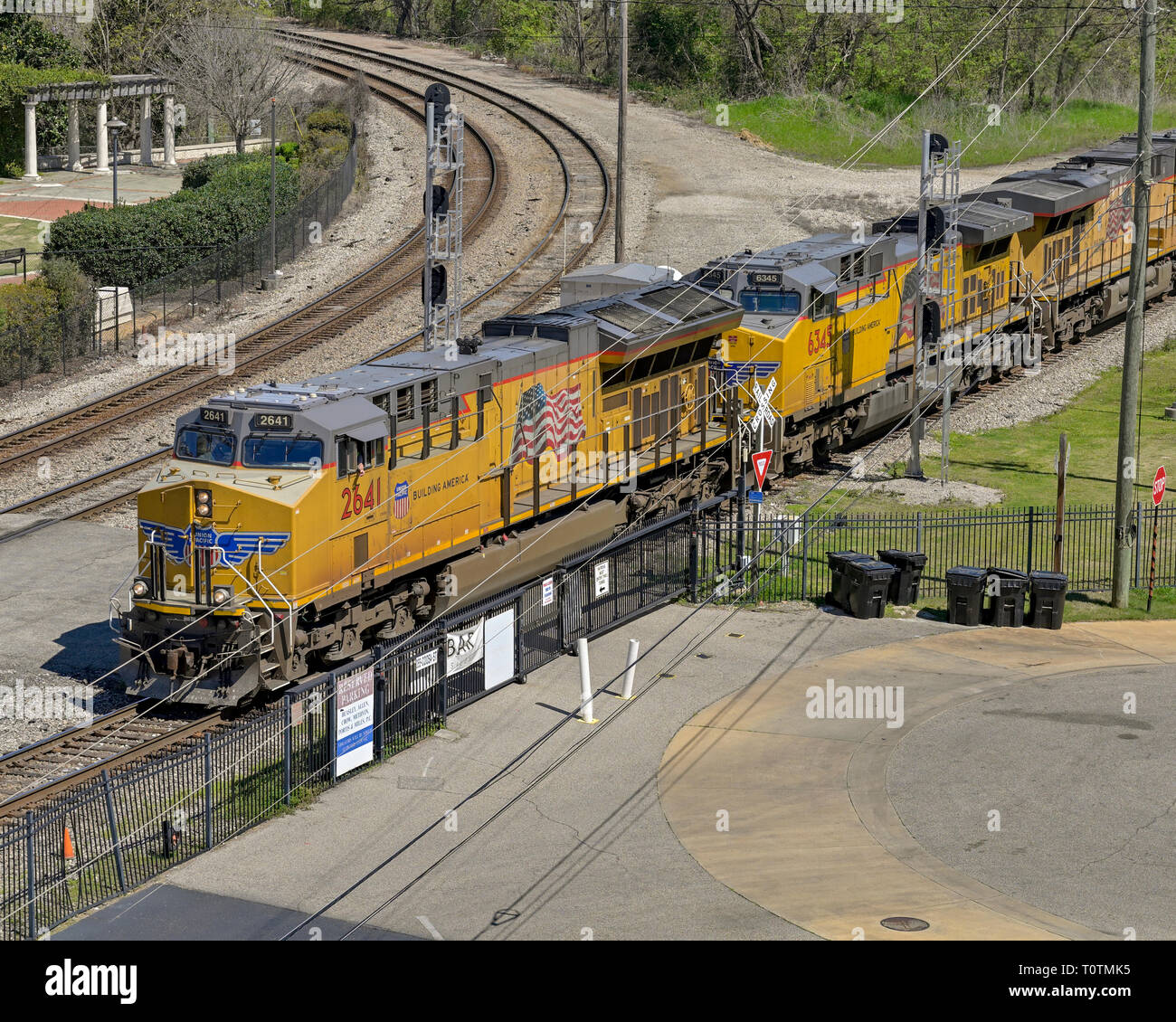 Treno merci guidato da Union Pacific locomotiva diesel #2641, a GE ES44AC, diesel motore elettrico, a Montgomery in Alabama USA. Foto Stock