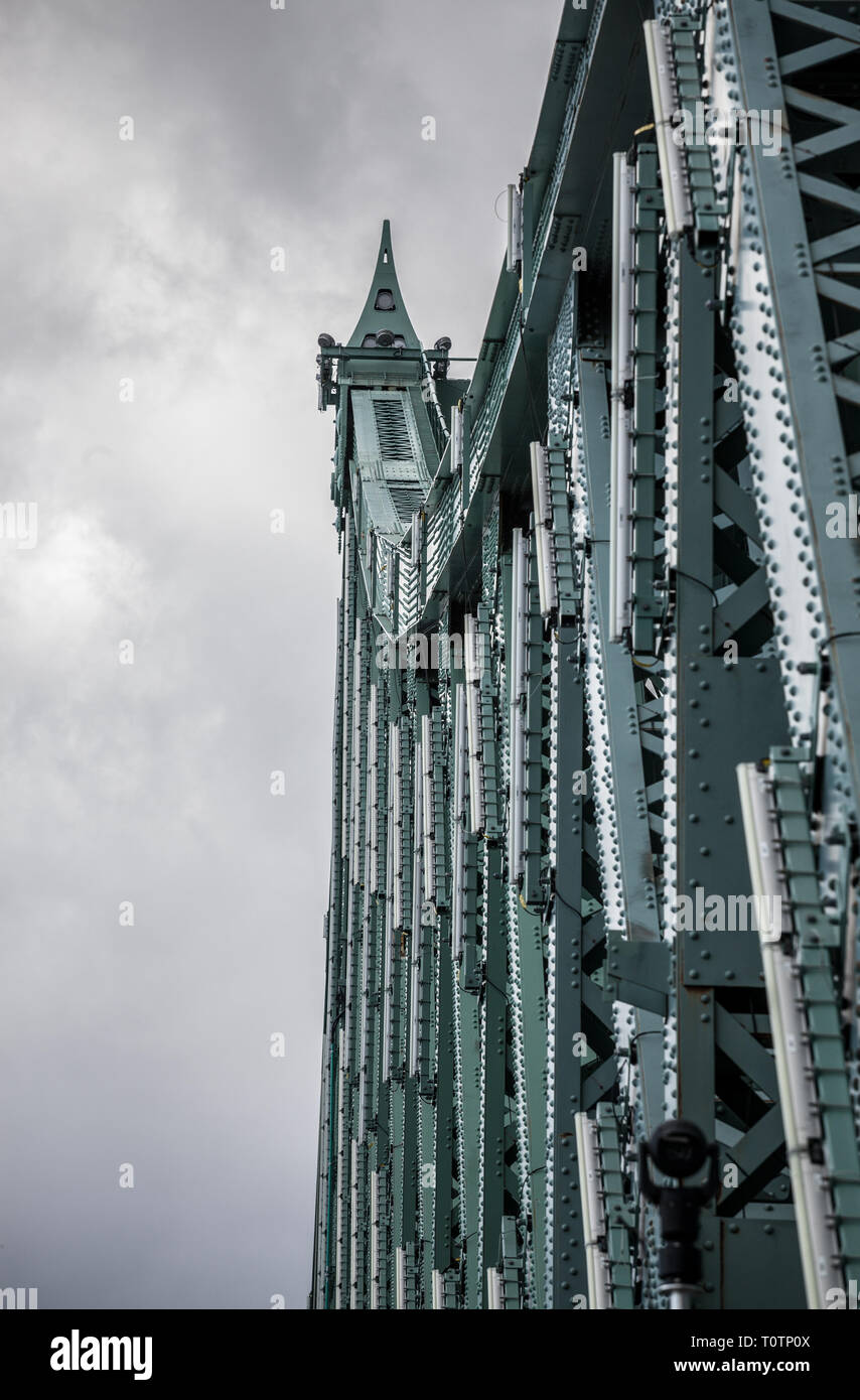 Dettaglio del Pont Jacques Cartier bridge presi in Longueuil in direzione di Montreal, in Quebec, Canada, durante un pomeriggio nuvoloso sul Saint Lawre Foto Stock