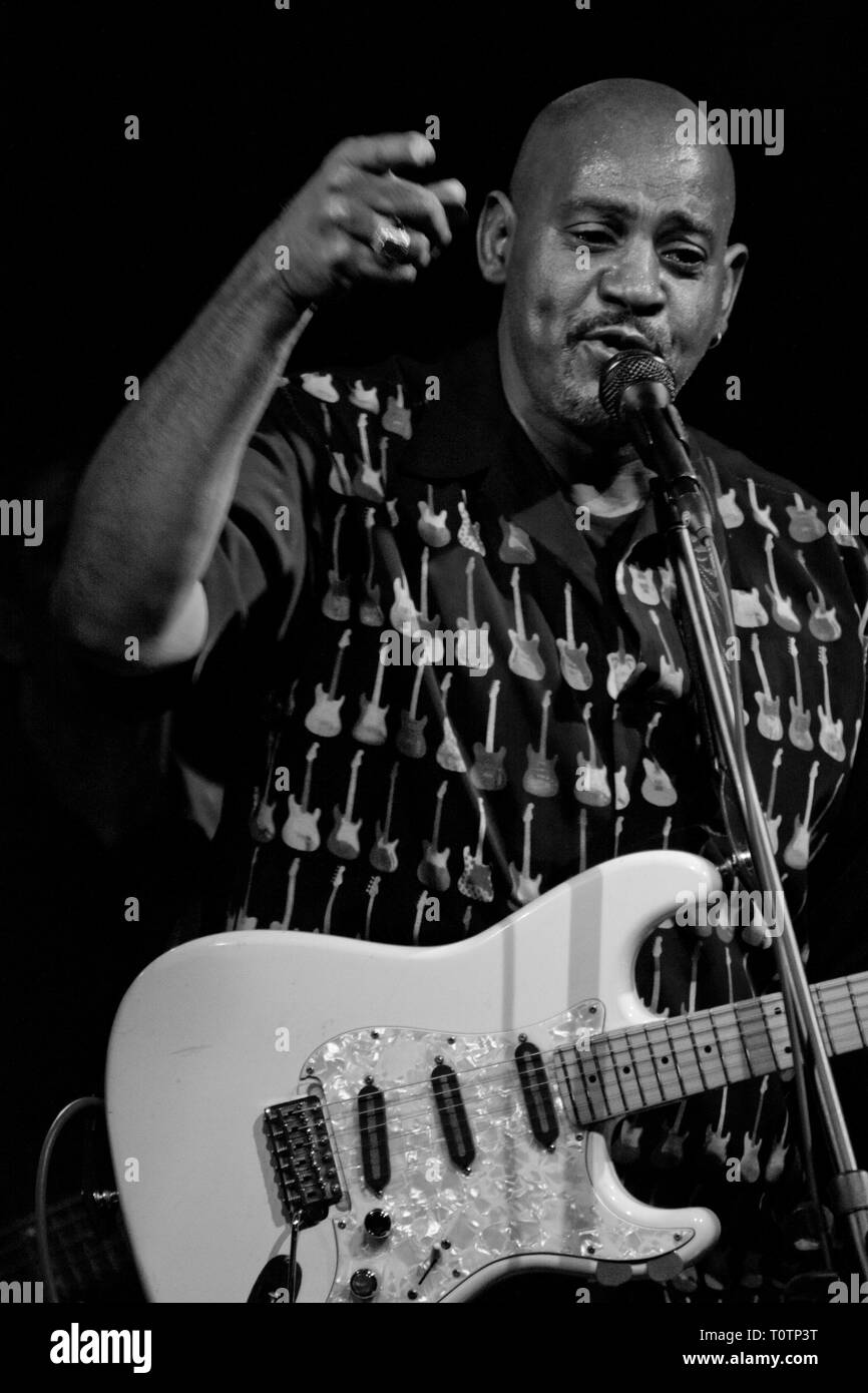 PERUGIA, Italia - 14 luglio 2011 - Allan Harris a suonare la chitarra e cantare sul palco di Umbria Jazz Festival - Luglio 14, 2011 a Perugia, Italia Foto Stock