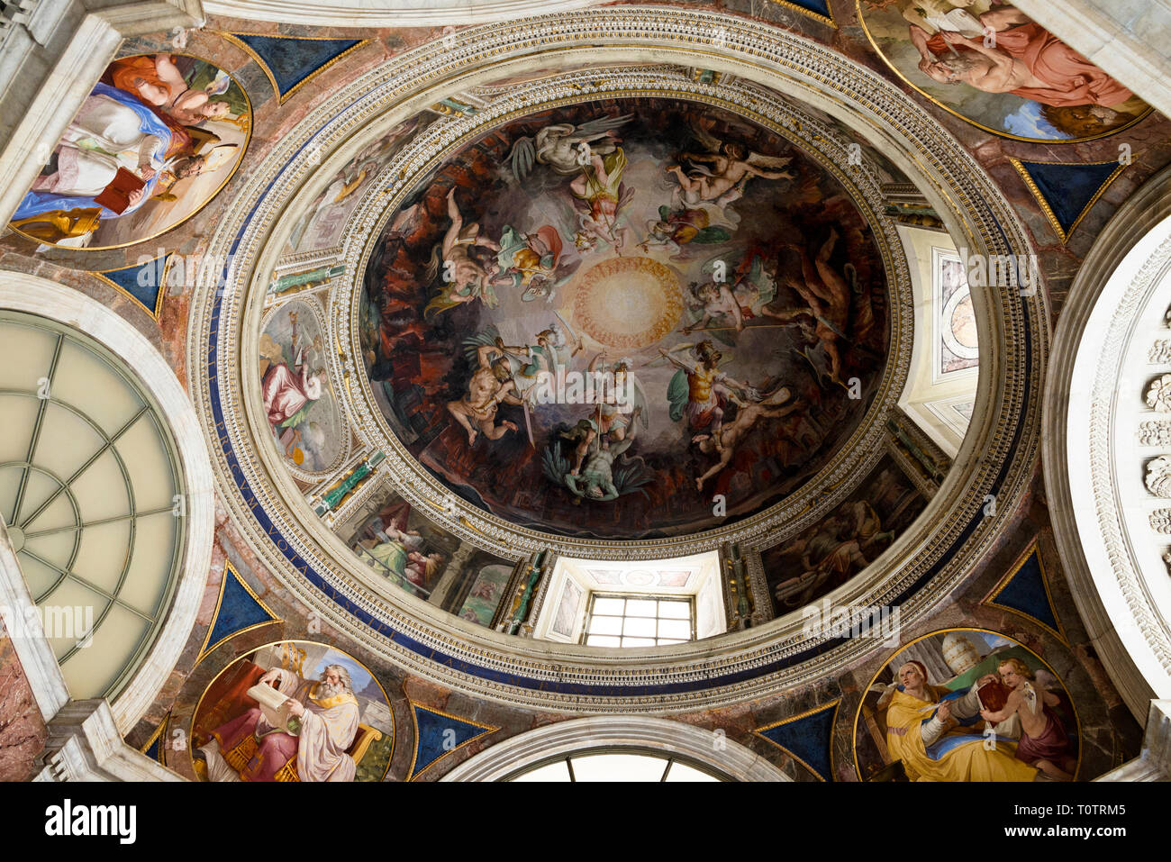 Sette diavoli dipinti sulla cupola della cappella nella casa di San Pio V, Città del Vaticano, Roma, raffigurano una lotta infurante tra cielo e inferno. Foto Stock