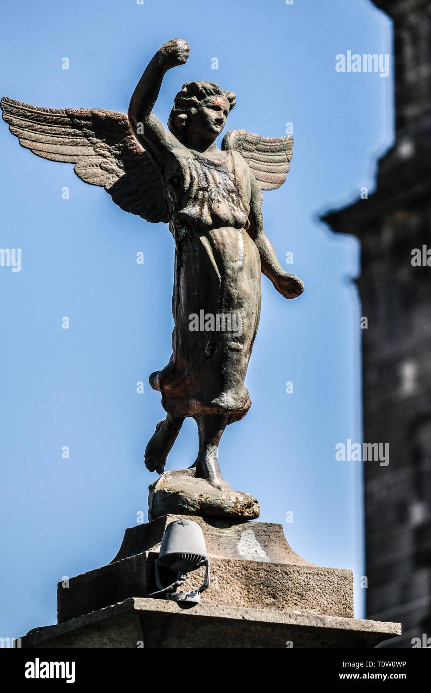 Un angelo in bronzo scultura in fronte cattedrale a Puebla, Messico Foto Stock