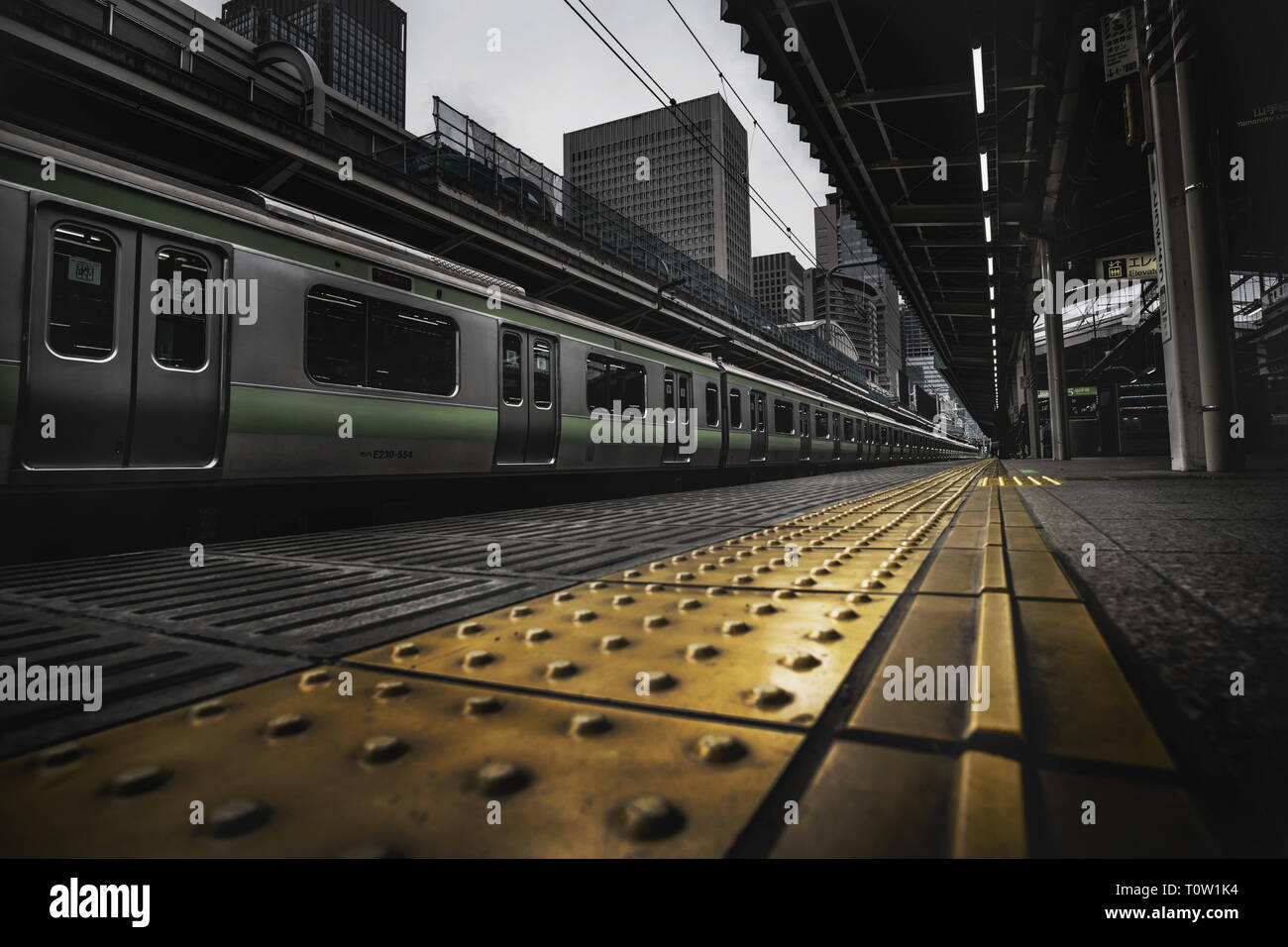 Vista della linea Yamanote della piattaforma e il treno alla stazione di Tokyo Foto Stock