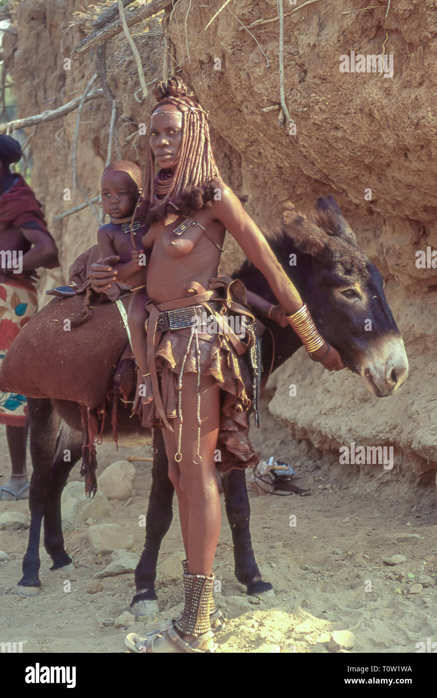 Himba donna con suo figlio vicino al Epupa Falls in Namibia Foto Stock