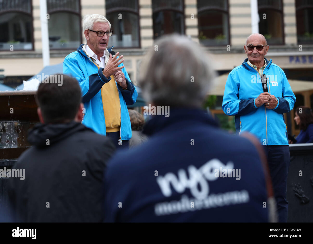 LINKÖPING, Svezia 20180907 l'ex leader dei moderati tv Carl Bildt e Ulf Adelshon ha tenuto una riunione di quadri a Linköping prima delle elezioni di domenica. Foto Jeppe Gustafsson Foto Stock