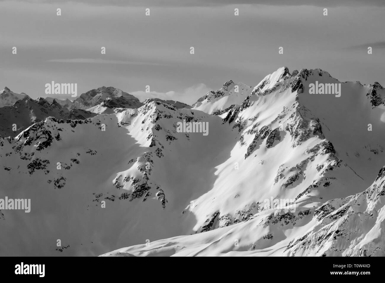 Alpi bellissimo paesaggio di montagna rocce sotto la neve Foto Stock