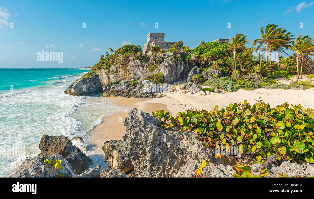 Le rovine maya di Tulum con la sua spiaggia idilliaca dal Mar dei Caraibi, Quintana Roo stato, la penisola dello Yucatan, Messico. Foto Stock
