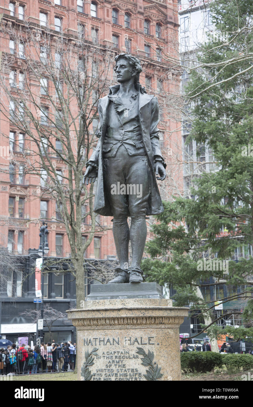 Nathan Hale è un lavoro artistico che è stata svelata da figli della rivoluzione nello Stato di New York durante la celebrazione della Giornata di evacuazione (New York), 25 novembre 1893. È situato vicino le fasi del New York City Hall. Hale è stato appeso dal britannico nel 1776 come un rivoluzionario spy. Foto Stock