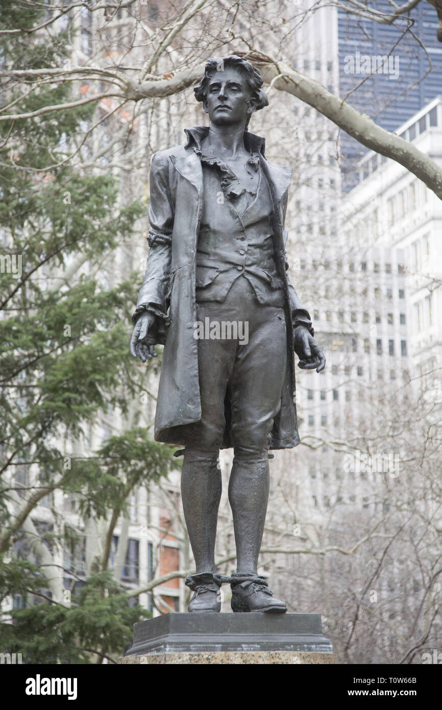 Nathan Hale è un lavoro artistico che è stata svelata da figli della rivoluzione nello Stato di New York durante la celebrazione della Giornata di evacuazione (New York), 25 novembre 1893. È situato vicino le fasi del New York City Hall. Hale è stato appeso dal britannico nel 1776 come un rivoluzionario spy. Foto Stock