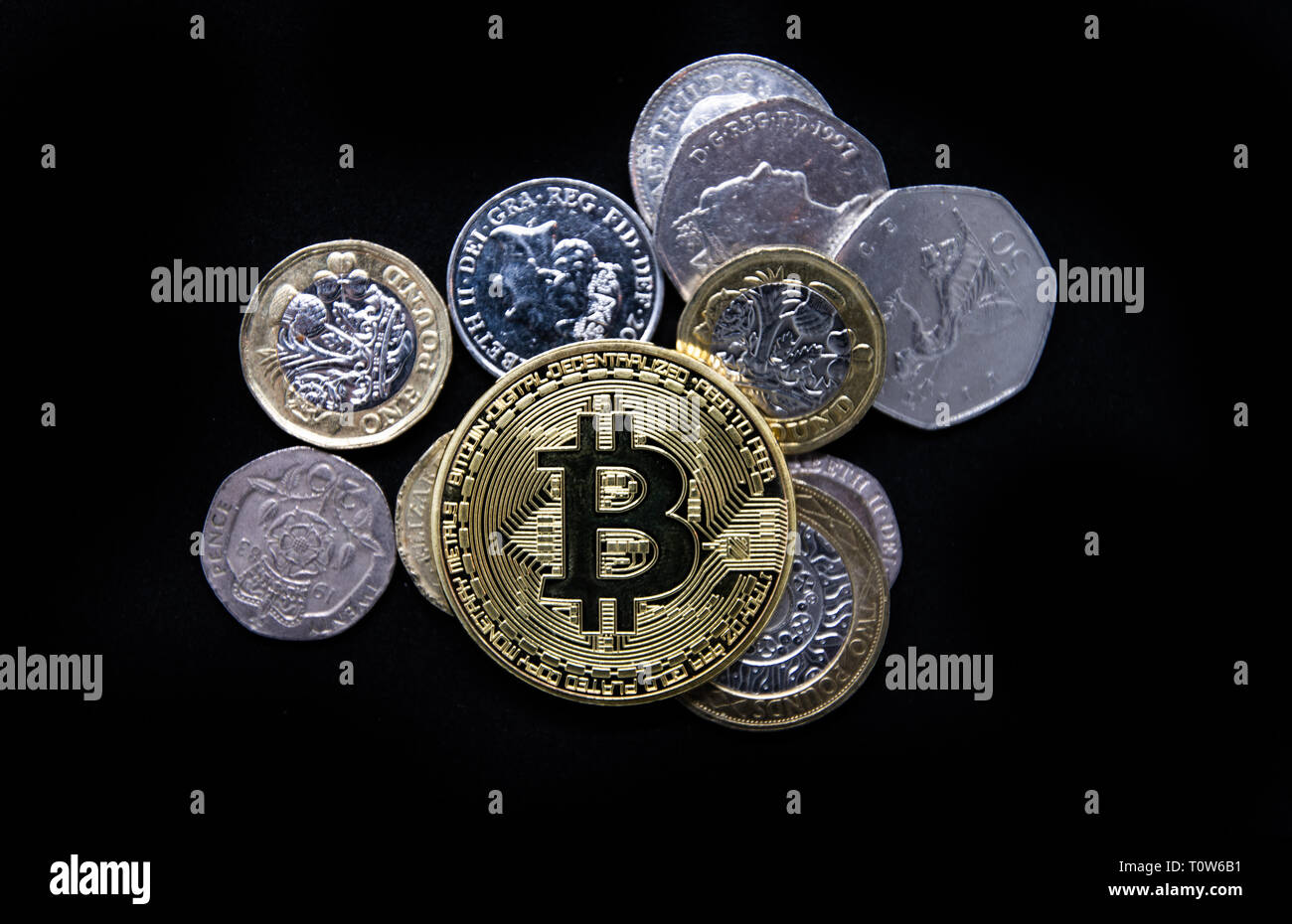 Oro fisico Bitcoin recante sulla sommità del plain old English denaro Foto Stock