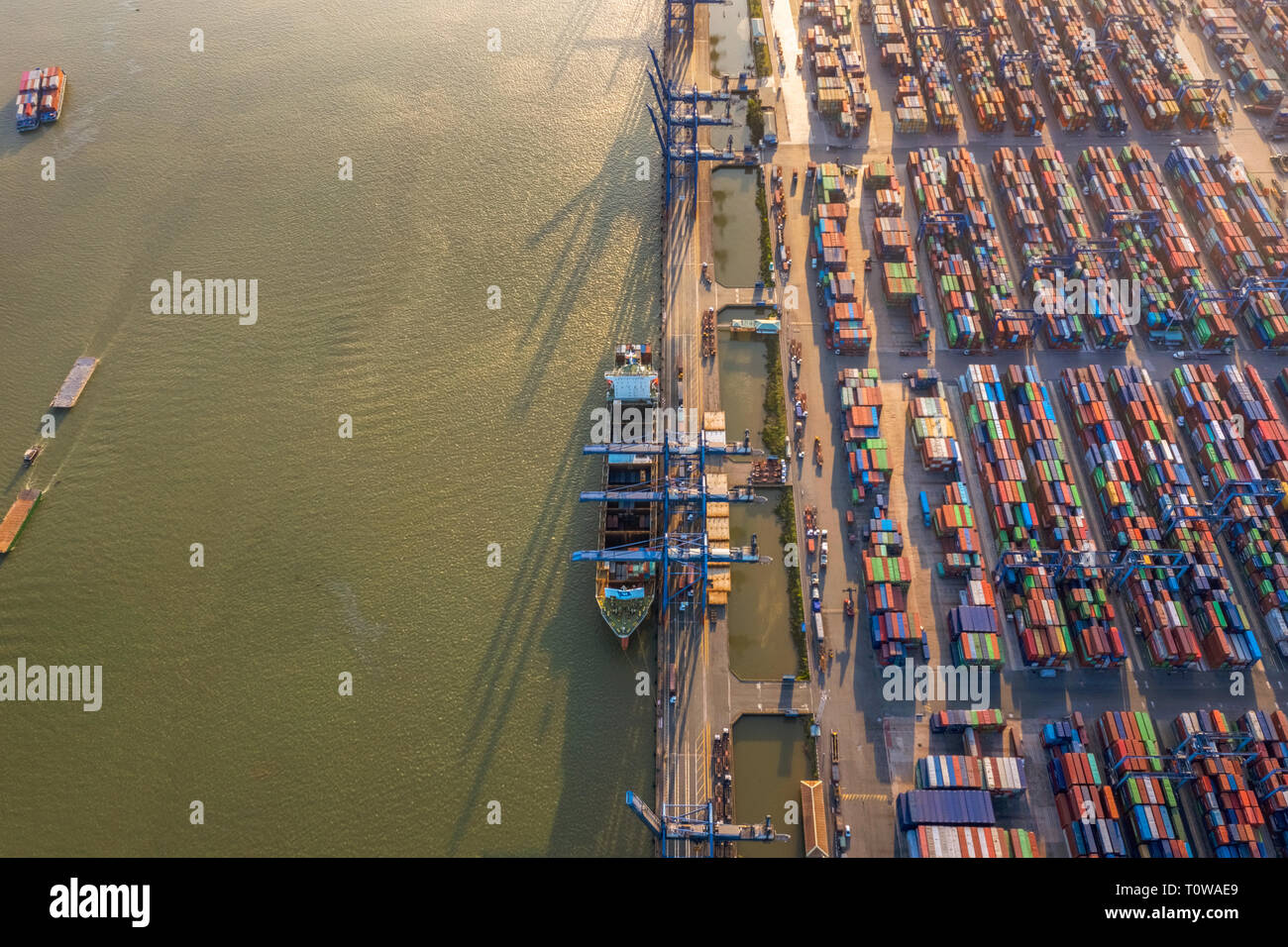 Vista dall'alto di antenna Cat Lai contenitore porta, Ho Chi Minh City con edifici di sviluppo, trasporto, energia infrastruttura di alimentazione. Il Vietnam Foto Stock