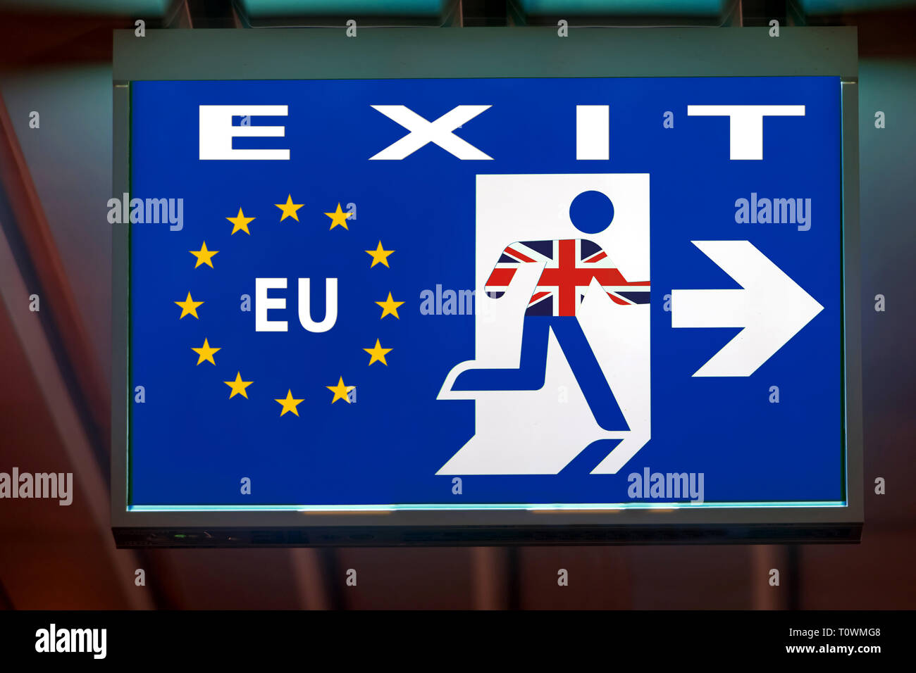 L'uscita di emergenza segno mostra la direzione di fuga in caso lasciare Unione europea. Il Consiglio indicare il modo per Brexit. Foto Stock