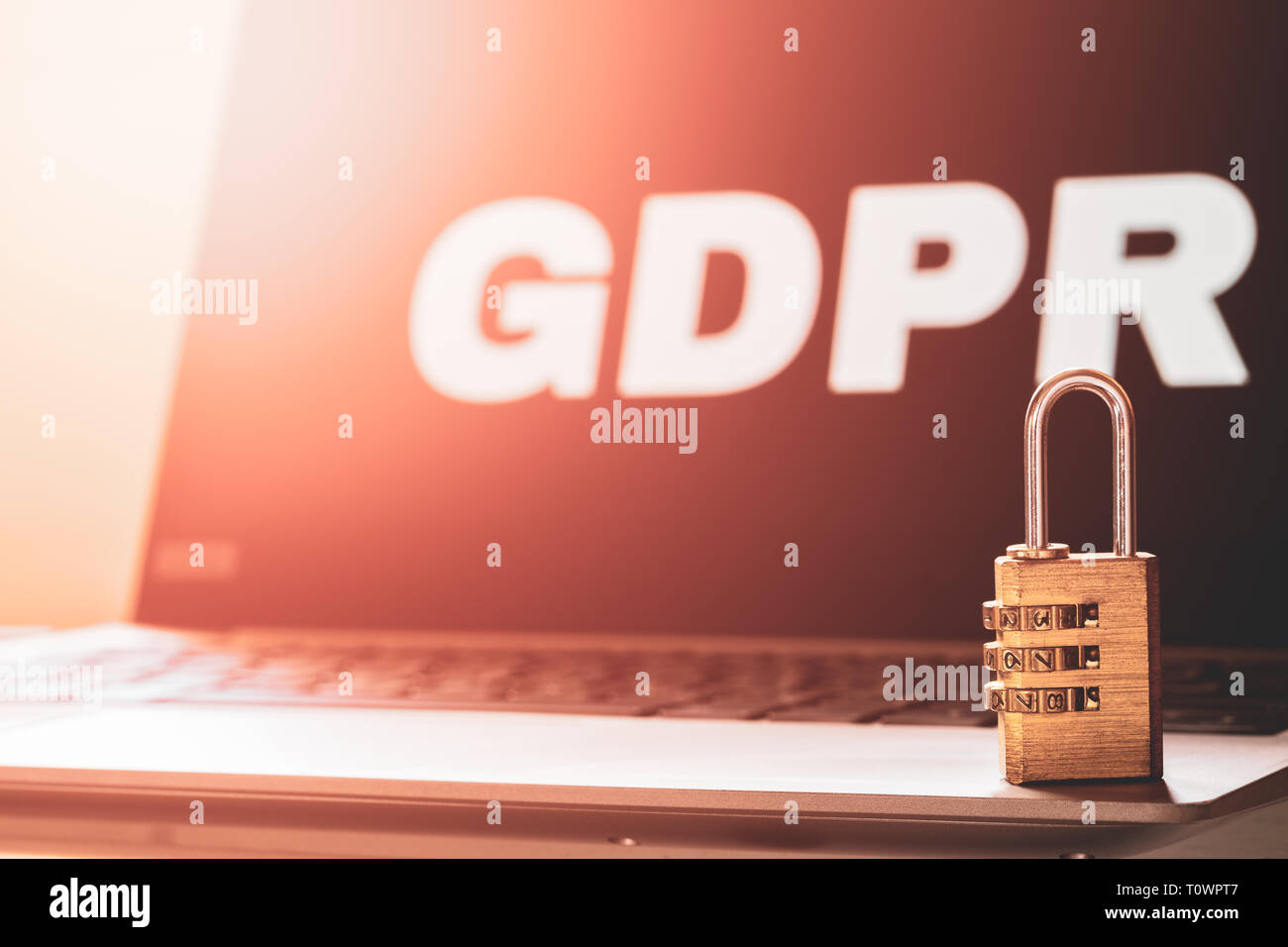 Il PILR Dati Generali Regolamento di protezione Internet Business concetto tecnologico. Il PILR sfondo con una parola il PILR sul laptop e pad lock. Foto Stock