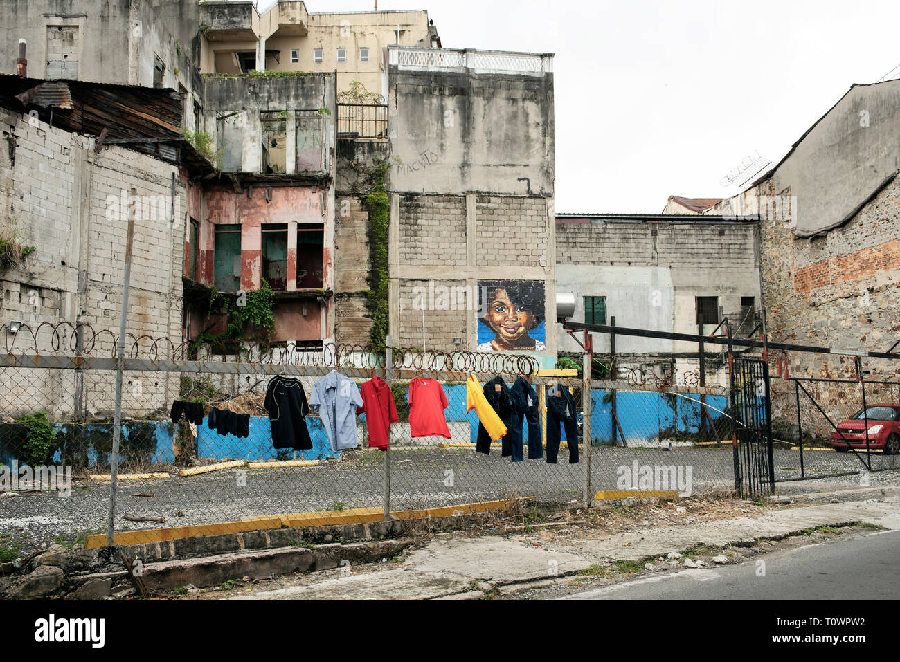 Parcheggio auto e abbandonato gli edifici residenziali. Intrigante street scene nel Casco Viejo (Casco Antiguo). Panama City, Panama. Ott 2018 Foto Stock