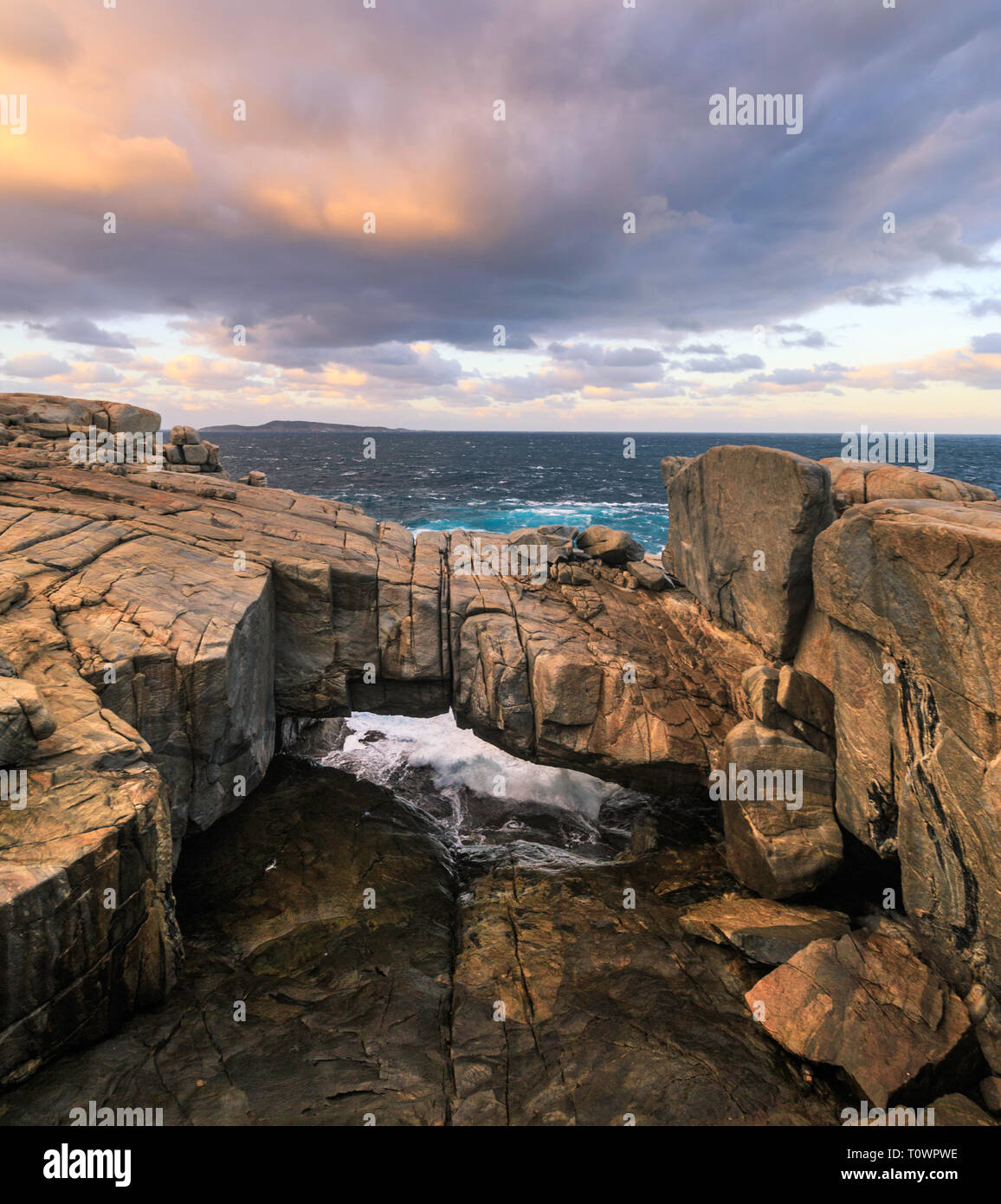 Il Ponte naturale di sunrise. Torndirrup National Park, Albany, Australia Foto Stock