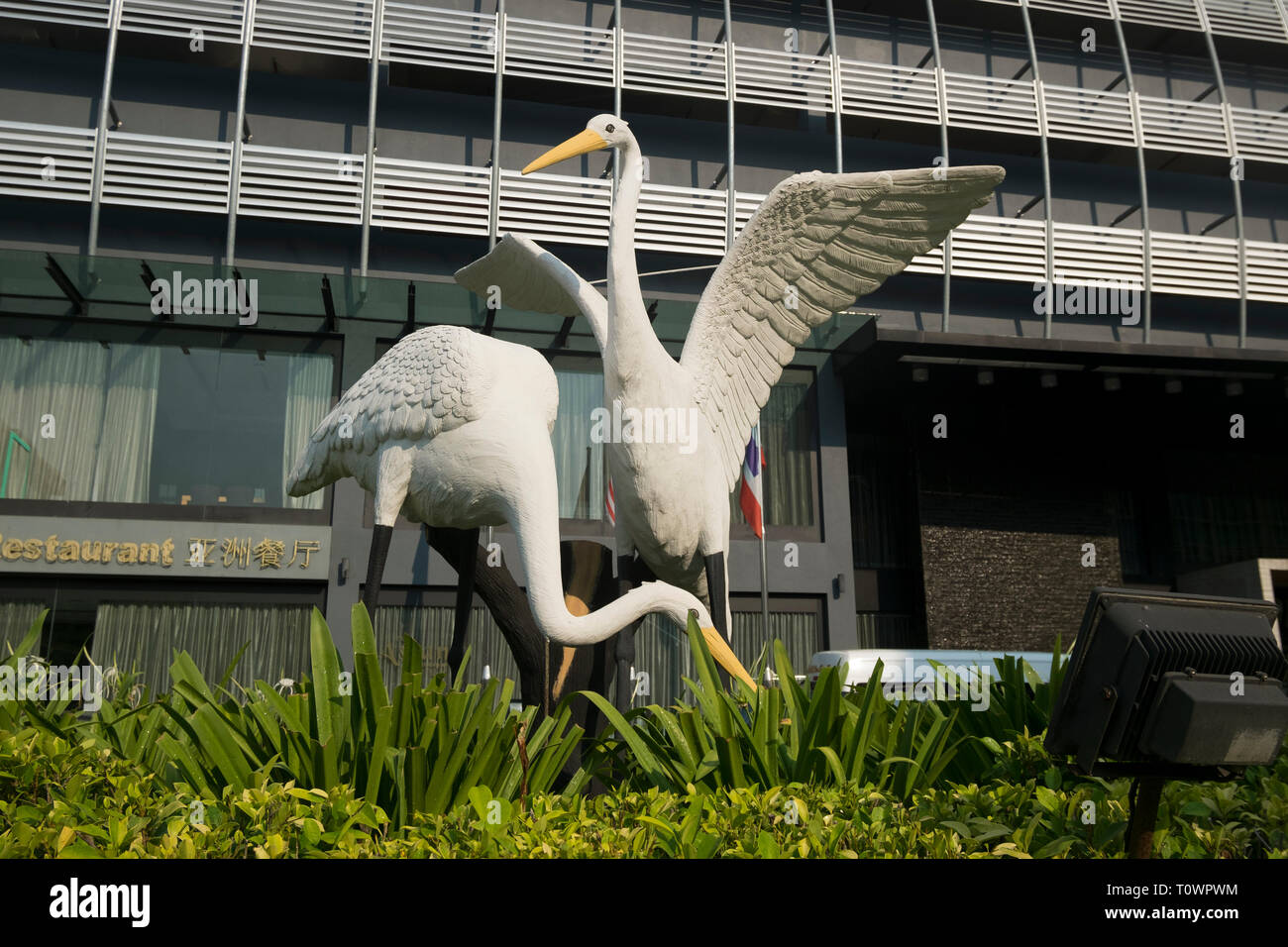Airone due statue sono collocate in una rotonda principale in Kota Kinabalu, Sabah Borneo Malese. Foto Stock