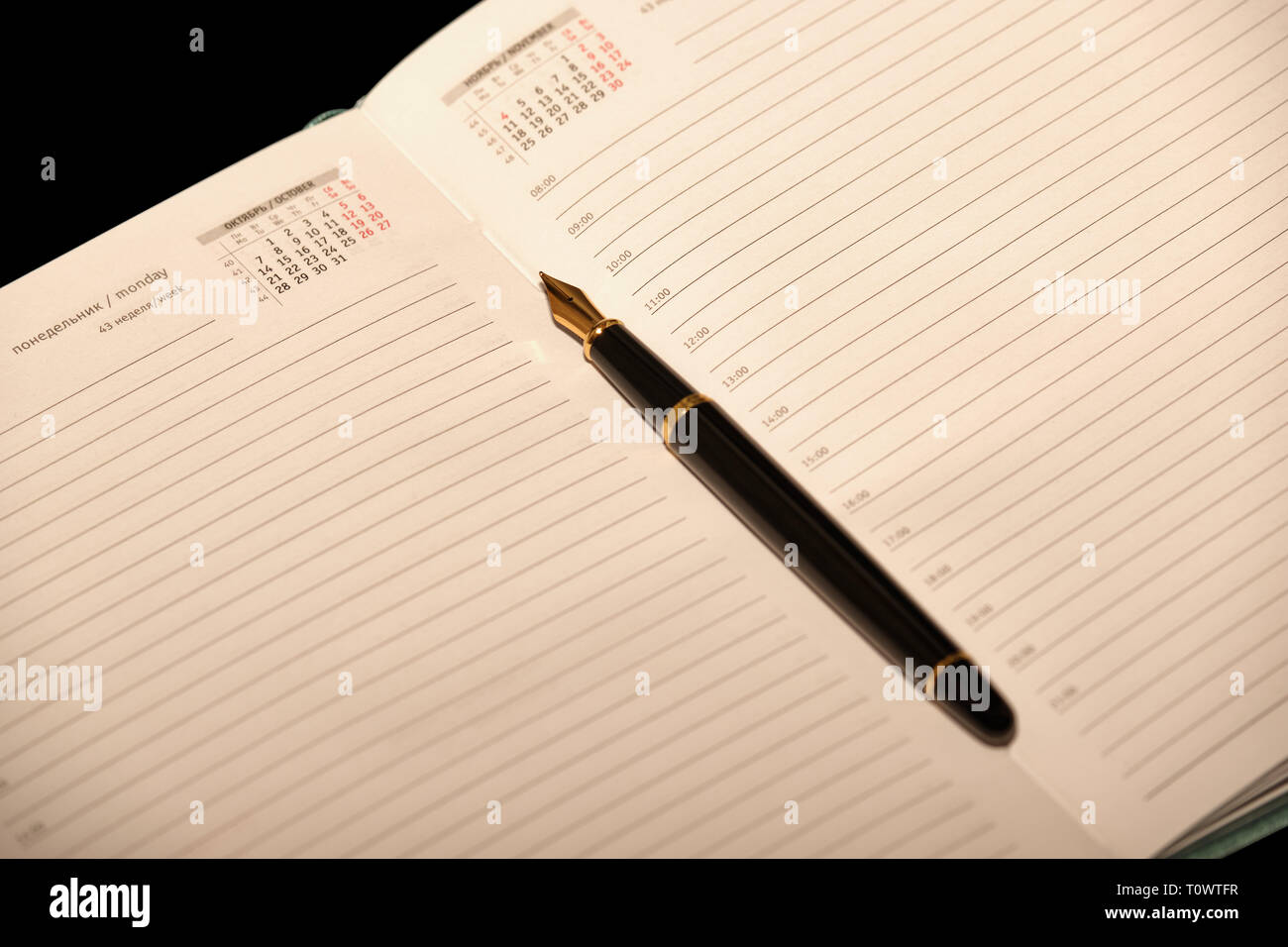 Nero penna stilografica sul blocco note di agenda 2019 isolato Foto Stock
