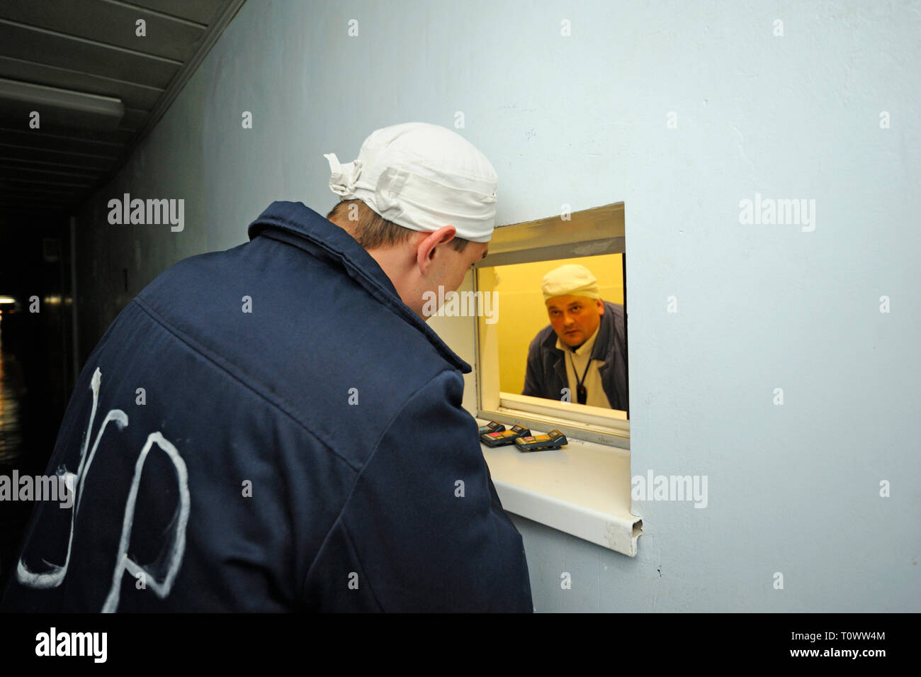 Lavoratore in piedi di fronte a una finestra della radiazione posto di controllo in corrispondenza di un passaggio della centrale nucleare di Cernobyl. Aprile 20,2018. Chernobyl, in Ucraina Foto Stock