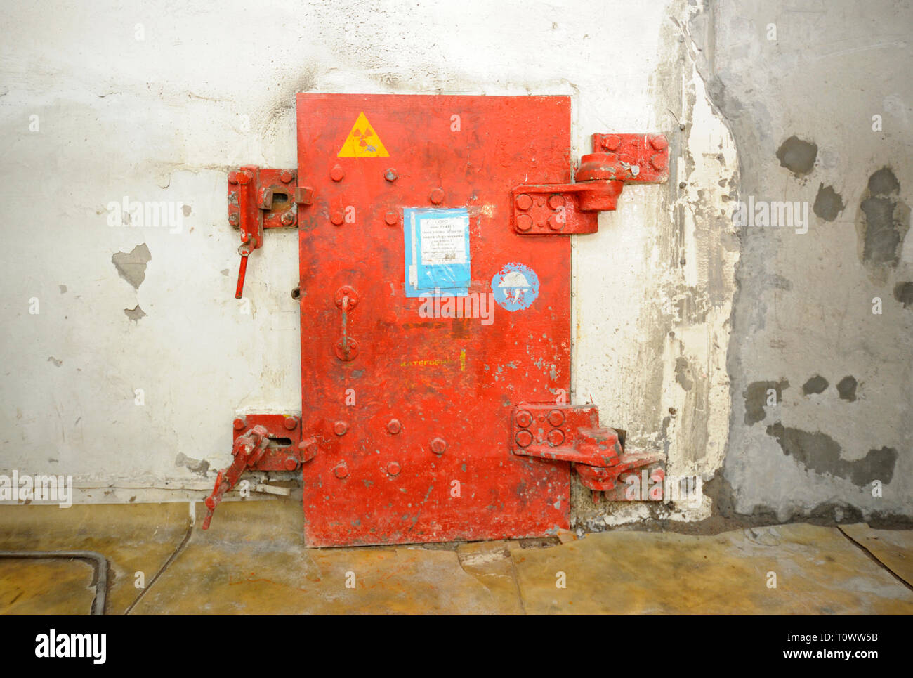 Porta di protezione in metallo al blocco con attrezzature contaminate poste dopo il disastro nel 1986. Aprile 20, 2018. Centrale nucleare di Chernobyl, Ucraina Foto Stock