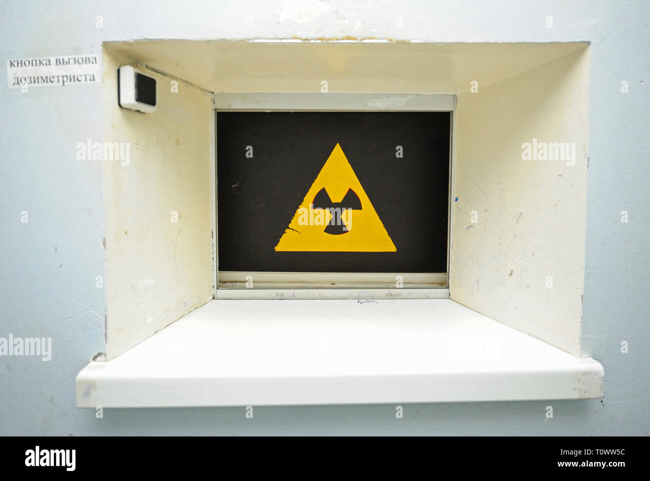Pericolo di radiazioni - Il segno su una finestra della radiazione posto di controllo situato in corrispondenza di un passaggio della centrale nucleare di Cernobyl Foto Stock