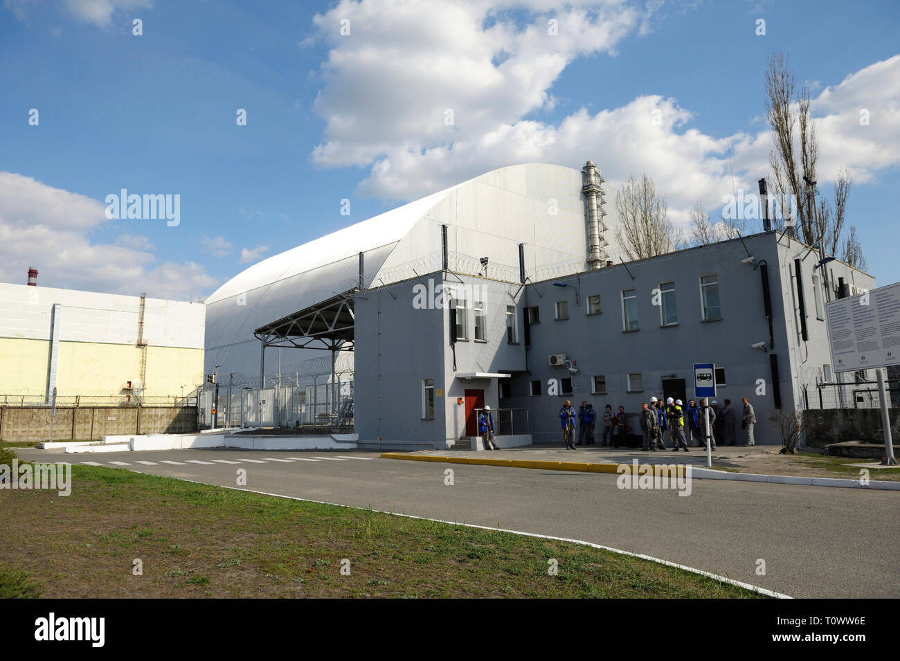 I lavoratori della centrale nucleare di Cernobyl in attesa di un autobus su una fermata dell'autobus vicino all'ingresso dell'impianto. Aprile 20, 2018. Chernobyl, in Ucraina Foto Stock