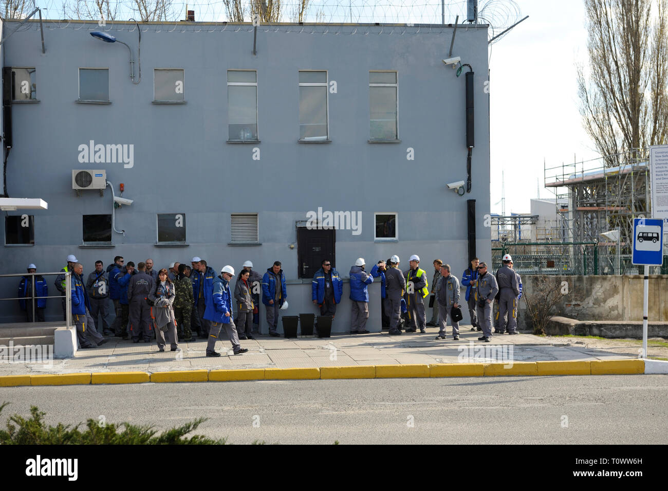I lavoratori della centrale nucleare di Cernobyl in attesa di un autobus su una fermata dell'autobus vicino all'ingresso dell'impianto. Aprile 20, 2018. Chernobyl, in Ucraina Foto Stock