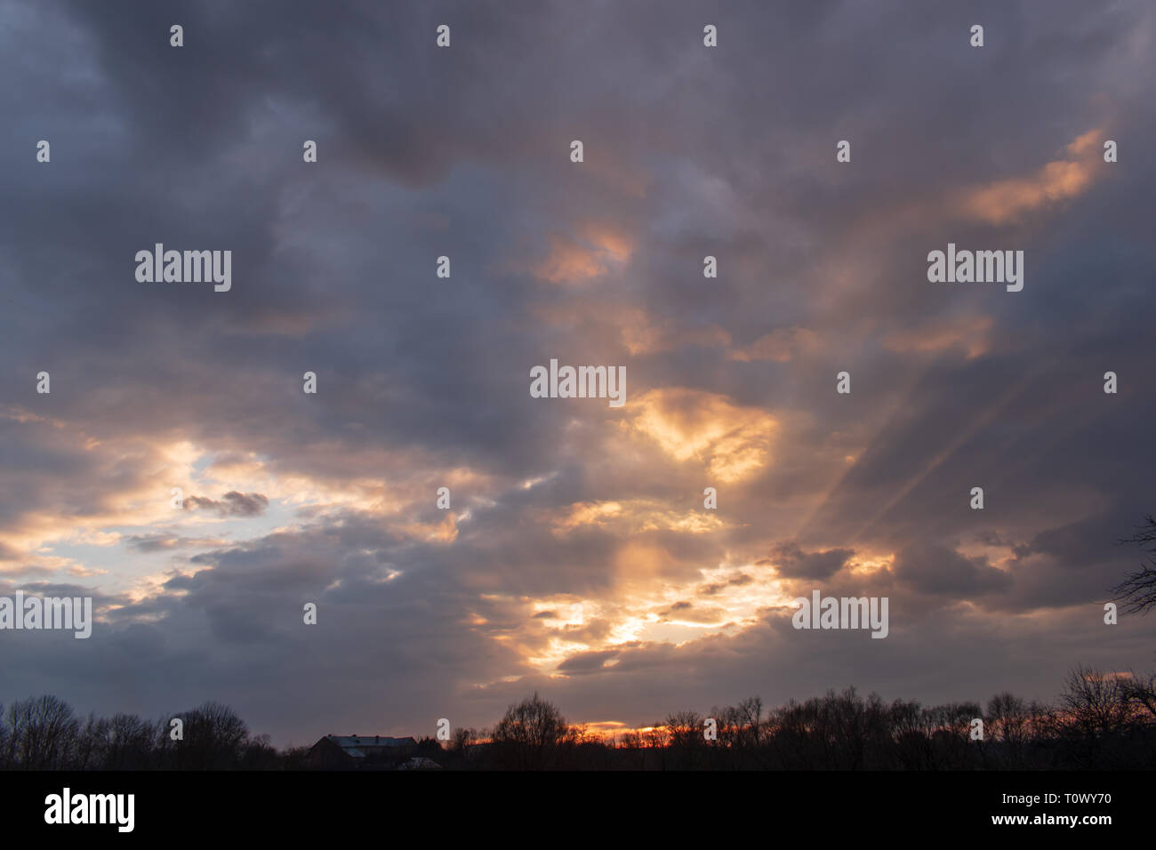 Tramonto. le nuvole del cielo. Un affascinante e bel momento. copia di spazio. Foto Stock